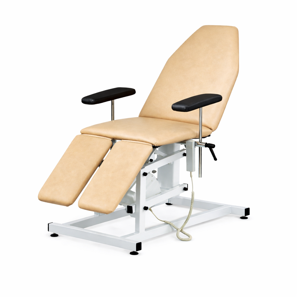 Sillón eléctrico de cuatro secciones, regulable en altura eléctricamente, con mando manual